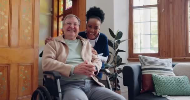 Starszy Mężczyzna Lub Twarz Pielęgniarki Domu Opieki Dla Wsparcia Wellness — Wideo stockowe