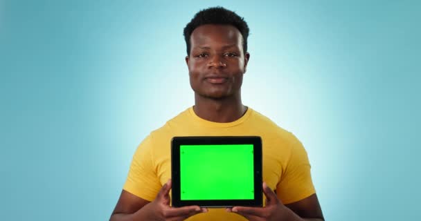在工作室的平板电脑上的脸 人和绿色屏幕空间 用于广告 评论和蓝色背景的注册 快乐的非洲模型 肖像画和数字营销演示 通讯和发布会 — 图库视频影像