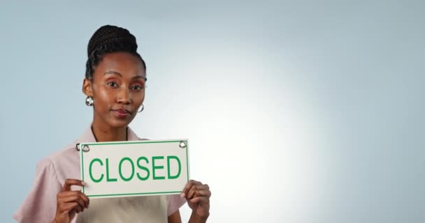 Bancarrota Crisis Financiera Signo Cerrado Con Una Mujer Negra Espacio — Vídeos de Stock