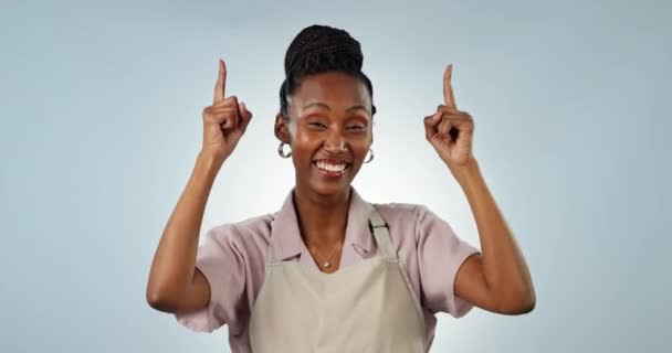 快乐的黑人女性 或者在工作室里用微笑 提供或咖啡馆选择来嘲笑围裙中的空间 蓝色背景 餐厅促销或非洲女服务员广告业务 折扣或特价 — 图库视频影像