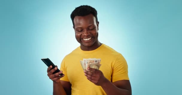 Vrolijke Zwarte Man Telefoon Geld Financiële Vrijheid Investering Spaargeld Tegen — Stockvideo