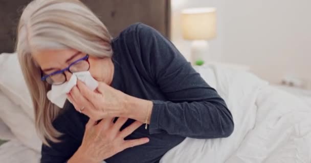 Femeia Vârstă Își Suflă Nasul Pat Țesuturi Pentru Sinus Alergii — Videoclip de stoc