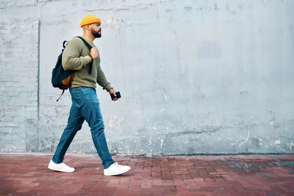 Estudante Caminhando Viajando Com Homem Parede Mockup Espaço Urbano Campus — Fotografia de Stock