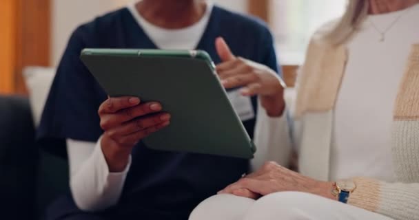 老年人 手或护士在沙发上用平板电脑进行咨询 医疗信息和健康沟通 老年人 专业人员和提供网上报告和结果触摸屏的护理人员 — 图库视频影像