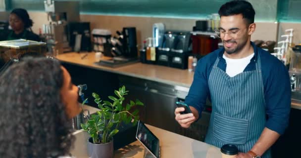 付款和一个服务员与客户在咖啡店服务外卖订单 信用卡 金融技术和与咖啡店的酒吧经营者的交易 以处理他们购买饮料的过程 — 图库视频影像