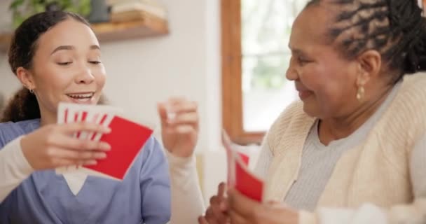 Gondozó Nyugdíjas Emberek Játékkártyákkal Szórakozás Pihenés Idősek Otthonában Egészségügyi Ellátás — Stock videók