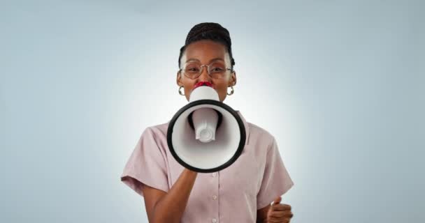 Cara Protesta Mujer Negra Gritando Estudio Sobre Fondo Azul Por — Vídeos de Stock