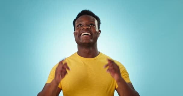 Siyahi Adam Mavi Arka Planda Büyükelçiyle Bilgi Haber Sunumu Yapıyor — Stok video