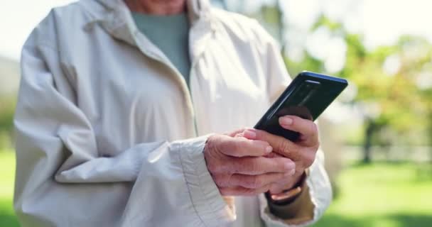 Téléphone Maladie Parkinson Personne Âgée Dans Parc Pour Application Mobile — Video