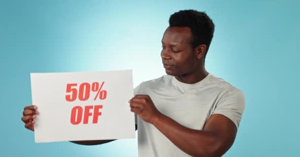快乐的黑人男子 广告牌和折扣促销在广告或营销在工作室背景 具有零售 特价或商店促销标志的非洲男性画像 — 图库视频影像