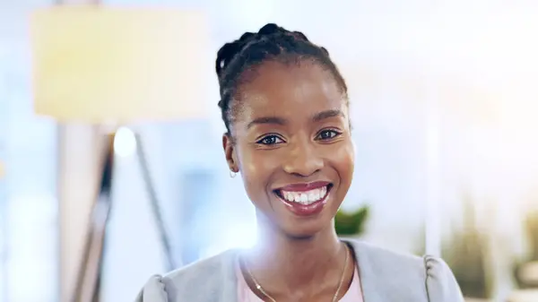 Portre Siyahi Kadın Şirket Için Ofis Kariyer Için Pozitif Zihniyet — Stok fotoğraf