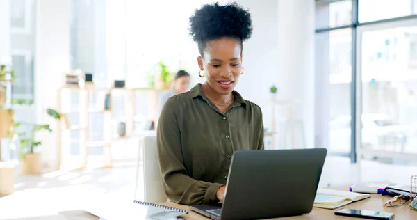 Biznes Biuro Czarna Kobieta Laptopem Internet Połączenie Planowaniem Sieci Pracowników — Zdjęcie stockowe