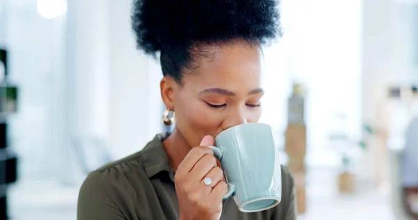 Черная Женщина Выпить Кофе Брейк Офисе Расслабиться Бизнесе Агентстве Компании — стоковое фото