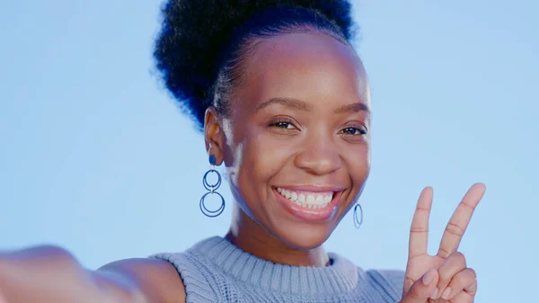 Gelukkig Selfie Zwarte Vrouw Met Vredesbord Met Glimlach Geïsoleerd Een — Stockfoto