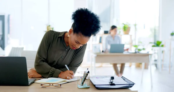 ビジネス オフィス 黒人女性 ノートパソコン ライティング プランニング ウェブサイトの情報 従業員とのつながり 電子メール通知 ブレインストーミングを備えたアフリカ人 — ストック写真