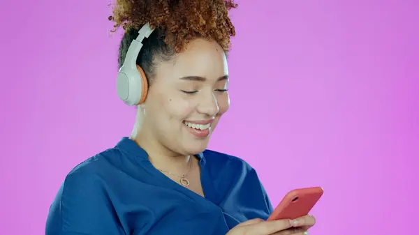 Kulaklıklar Müzik Telefonu Mor Arka Planda Olan Bir Kadın Şarkı — Stok fotoğraf