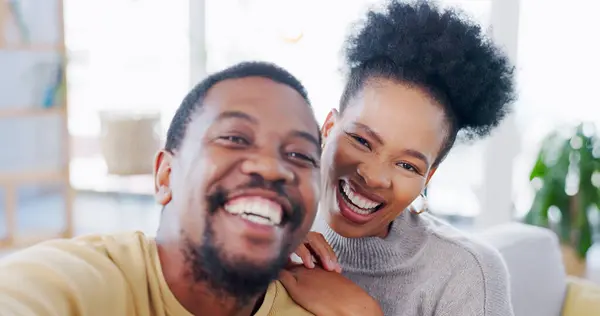 Αφρικάνικο Ζευγάρι Selfie Και Καναπές Χαμόγελο Αγκαλιά Και Ανάρτηση Στο — Φωτογραφία Αρχείου