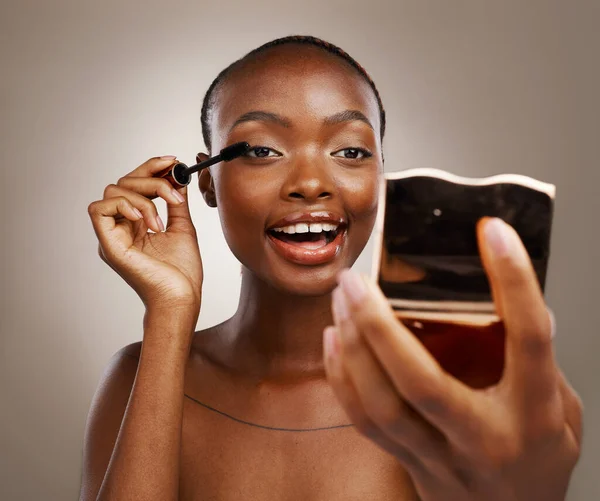 Mulher Negra Rímel Com Escova Espelho Maquiagem Brilho Com Beleza — Fotografia de Stock