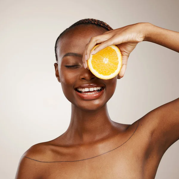 Mulher Negra Frutas Laranja Beleza Estúdio Para Vitamina Cosméticos Veganos — Fotografia de Stock