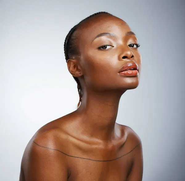 Siyahi Kadın Portresi Doğal Güzellik Sağlıklı Cilt Için Stüdyoda Kozmetik — Stok fotoğraf