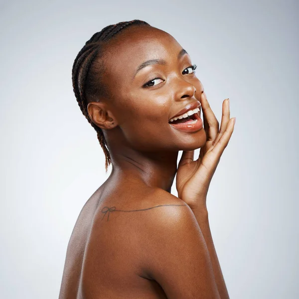 化粧品や光沢のあるスタジオで健康的な肌のための幸せな黒人女性の肖像画 皮膚科 自然少女 または白い背景にスキンケア結果を有する自信を持ったアフリカのモデル — ストック写真