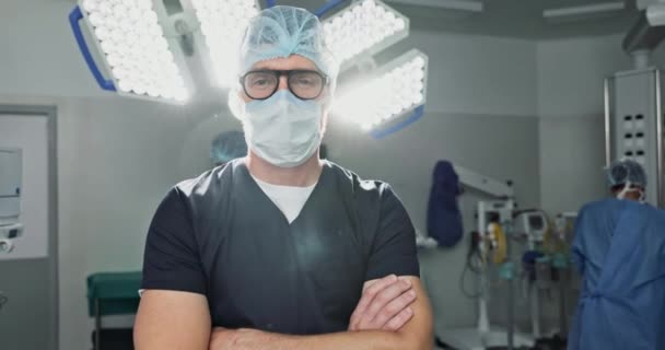 Surgeon Doctor Man Portrait Arms Crossed Healthcare Confidence Operation Theater — Stock Video