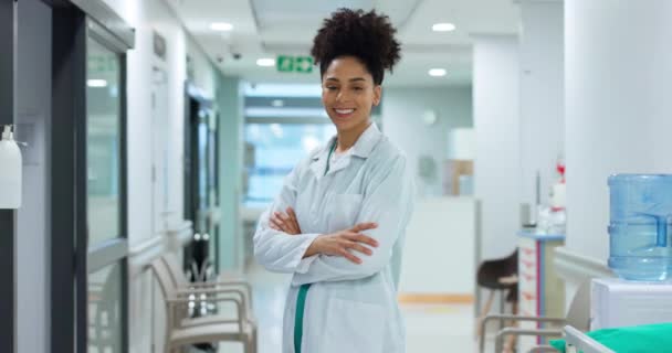 Medyczne Twarzy Kobiety Lub Lekarza Krzyżowanymi Ramionami Odnowy Biologicznej Zaufania — Wideo stockowe