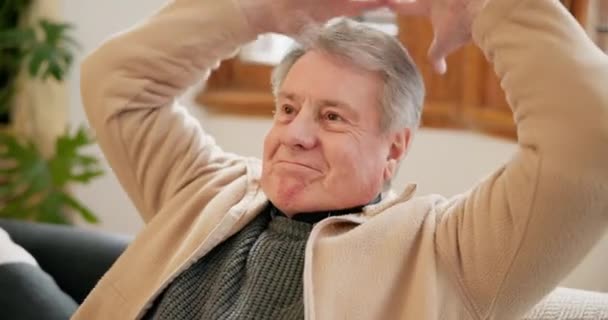 Rahatla Sakin Oturma Odasındaki Koltukta Oturan Yaşlı Adam Yansımayı Anıyı — Stok video
