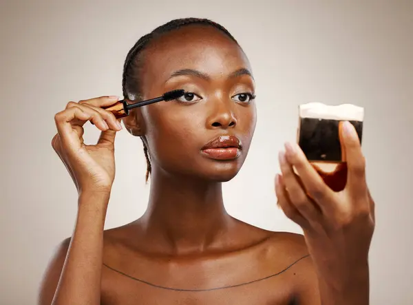 Black Woman Mascara Brush Mirror Beauty Makeup Shine Isolated Brown — Stock Photo, Image