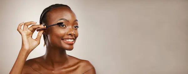 Makeup Kvinna Och Mascara För Skönhet Kosmetika Och Ögonfrans Förlängning — Stockfoto