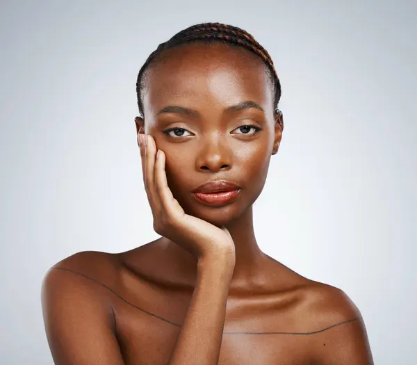 Siyahi Kadın Portresi Doğal Güzellik Güzellik Stüdyoda Kozmetik Işıltıyla Sağlıkla — Stok fotoğraf