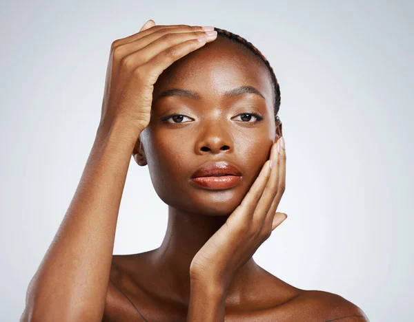 Siyahi Kadın Portresi Doğal Güzellik Dermatoloji Stüdyoda Kozmetik Işıltıyla Sağiık — Stok fotoğraf