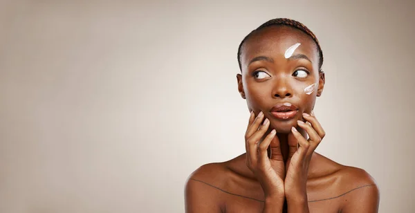 Schoonheid Denken Zwarte Vrouw Met Cosmetica Crème Wellness Grijze Studio — Stockfoto