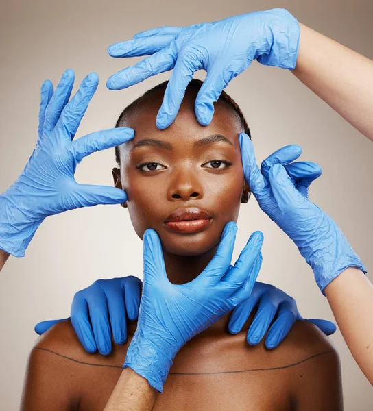 Porträt Hände Handschuhen Und Plastische Chirurgie Mit Einer Schwarzen Patientin — Stockfoto
