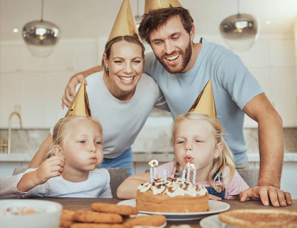 孩子们 在生日蛋糕上放上蜡烛 带着微笑 爱心和甜蜜在家里庆祝 爸爸和孩子们一起坐在桌旁参加家里的女孩聚会 — 图库照片