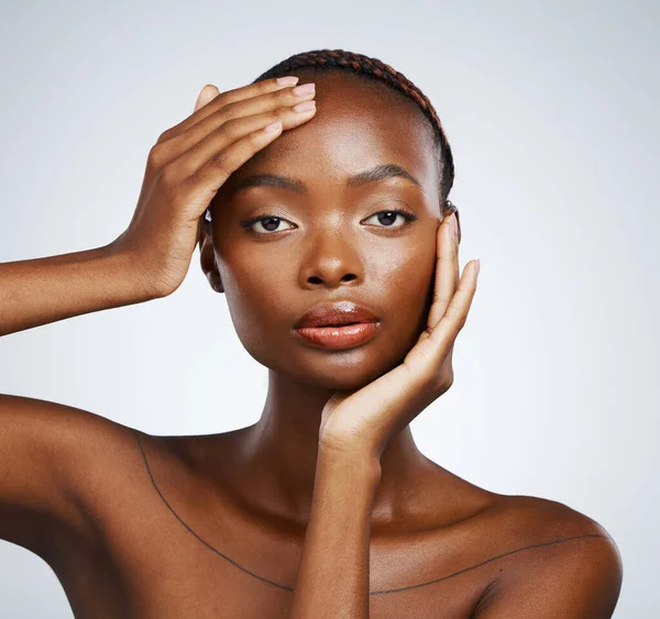 Siyahi Kadın Portresi Doğal Güzellik Cilt Bakımı Stüdyoda Kozmetik Işıltıyla — Stok fotoğraf