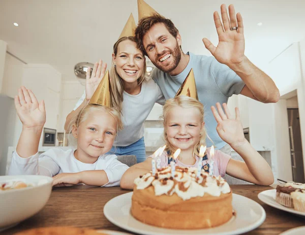 Retrato Pais Crianças Onda Com Bolo Aniversário Para Celebração Com — Fotografia de Stock