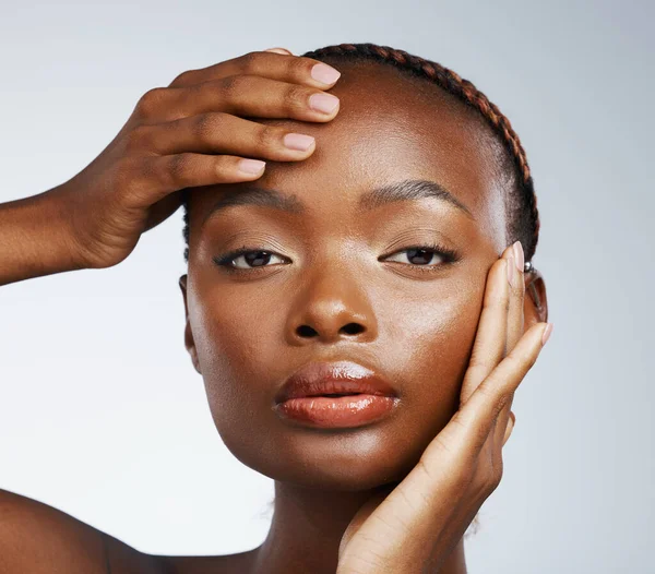 Siyahi Kadın Portresi Güzellik Parıltısı Cilt Bakımı Için Stüdyoda Kozmetik — Stok fotoğraf
