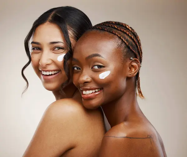Frauen Creme Gesicht Und Schönheit Mit Vielfalt Freunde Und Inklusive — Stockfoto