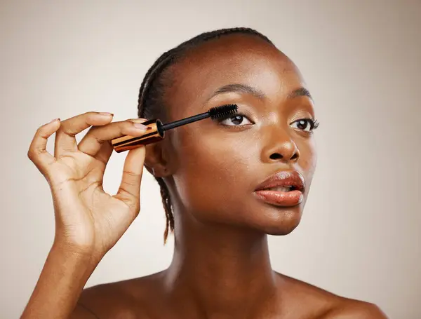 Mascara Schwarze Frau Und Make Für Schönheitskosmetik Makeover Und Wimpernverlängerung — Stockfoto