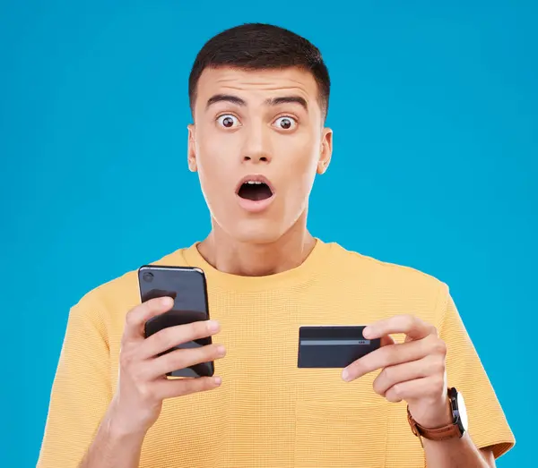 クレジットカード Eコマース ブルースタジオのバックグラウンドで携帯電話 トランザクションを持つ男 スマートフォン デジタルアプリ 詐欺によるオンラインバンキングによる個人 ショック モデル — ストック写真