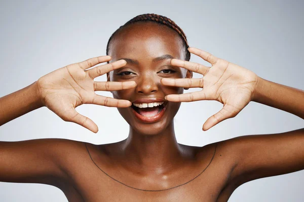 Happy Cilt Bakımı Için Siyah Kadın Portresi Elleri Stüdyo Arka — Stok fotoğraf