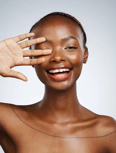 Портрет Счастливой Черной Женщины Руки Природной Красоты Оздоровления Студии Блеском — стоковое фото