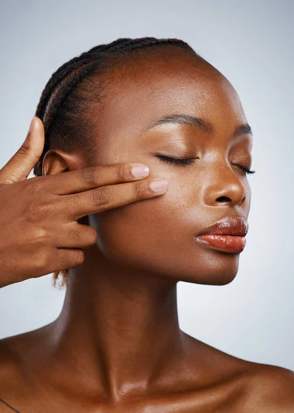 Siyahi Bir Kadın Yüzü Doğal Güzellik Cilt Bakımı Stüdyoda Yüz — Stok fotoğraf
