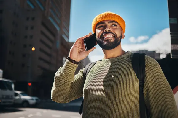 Hombre Pensando Llamada Telefónica Caminando Aire Libre Para Comunicación Universidad — Foto de Stock