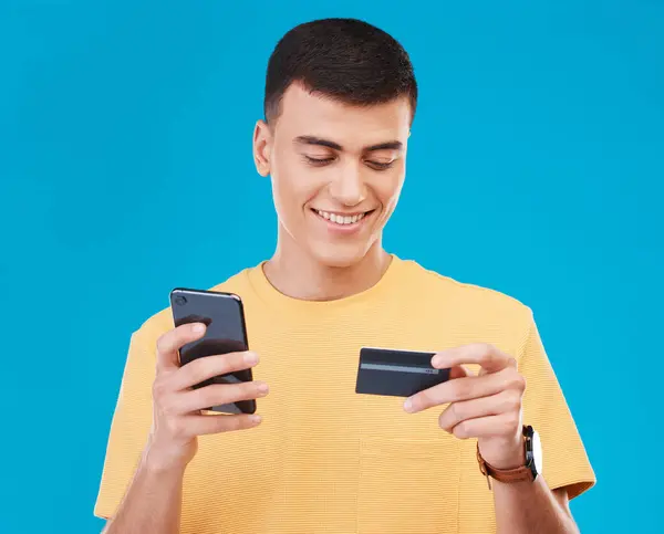 クレジットカード ファイナンス スマートフォン エコノミー ブルーバックグラウンドのデジタルアプリ トランザクションまたは節約を伴う携帯電話 オンラインバンキングを備えた人 男またはモデル — ストック写真