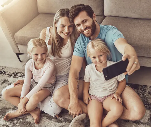 自私自利 快乐的家庭和父母带着孩子在社交媒体图片上一起坐在客厅沙发上 关心和母亲与父亲的联系 孩子与记忆的在线联系 带着微笑 — 图库照片