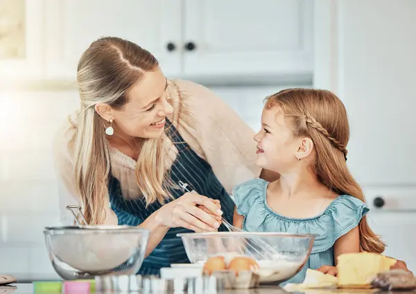 Mutfakta Mutlu Bir Kadın Çocukla Yemek Pişiriyor Öğretmenlik Yapıyor Öğreniyor — Stok fotoğraf