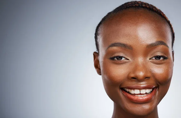 Portret Szczęśliwej Czarnej Kobiety Piękno Lub Przestrzeń Makiety Wellness Studio — Zdjęcie stockowe