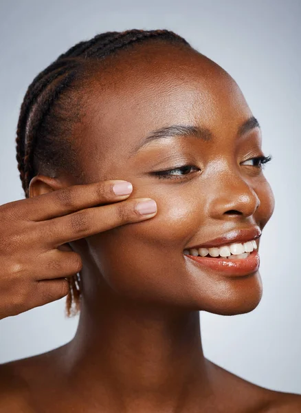Gesicht Hautpflege Und Finger Auf Der Wange Einer Schwarzen Frau — Stockfoto